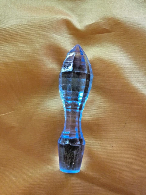 ancienne carafe en verre bleu avec son bouchon 4