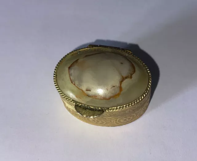 Oval domed onyx lid, decorated side and base, pill box