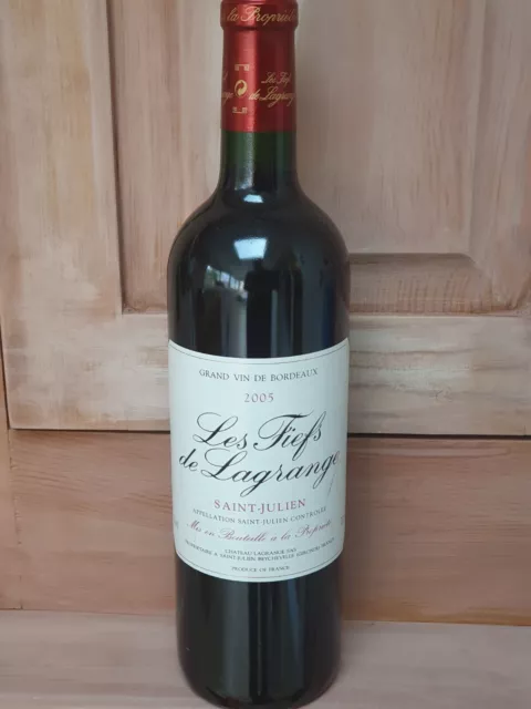 Une bouteille de vin Saint Julien Les Fiefs De LAGRANGE 2005