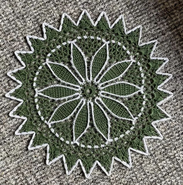 kleines Häkeldeckchen in grün-weiß, 24 cm, Handarbeit