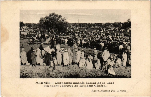 CPA AK Military MOROCCO Meknes - Moroccans massed around the station (92363)