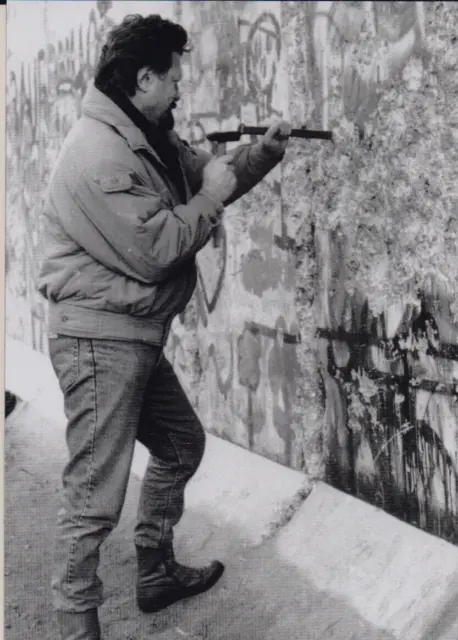 Neue Ansichtskarte mit Mauerspecht, Wall Pecker November 1989 an Berliner Mauer