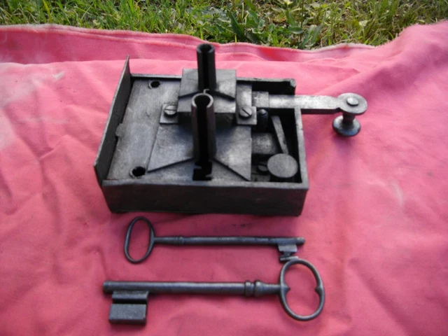 Serrure Clef en fer forgé 18eme siècle pour coffre de mariage ou porte de Château - Antiquités