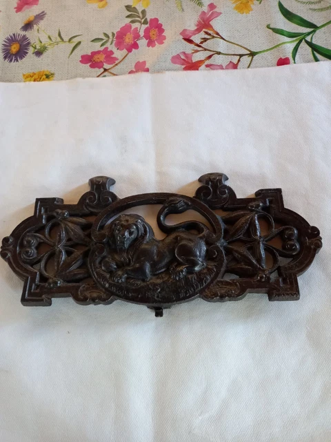Plaque Ancienne En Fonte - Jeanne D'Arc - Grille De Soupirail Ornementale (Violet Le Duc, Vers 1860)