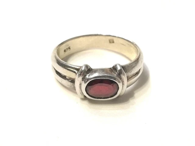 BELLISSIMO ANELLO CON GRANATO REALIZZATO IN ARGENTO STERLING 925 MISURA. 18,1 mm