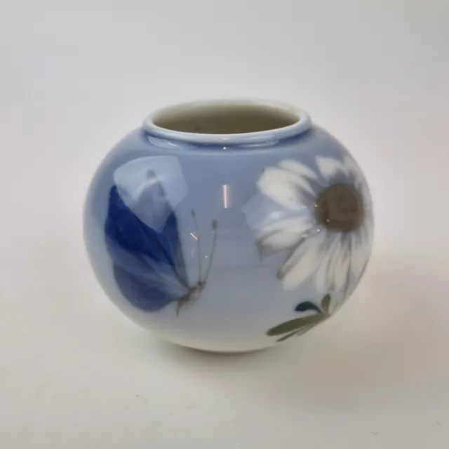 Kleine königliche Kopenhagen Porzellanvase 2688/42A Schmetterling & Blume 5,5 cm hoch