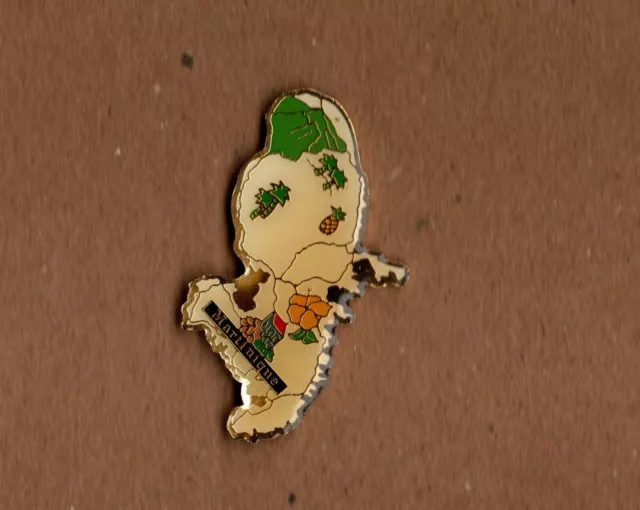 pin's ile de la Martinique (époxy base dorée) hauteur: 3,7 cm