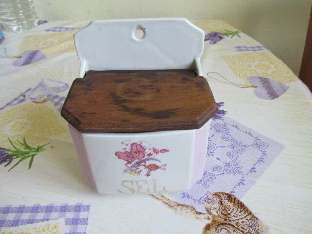 Ancienne boîte à sel en céramique et couvercle en bois