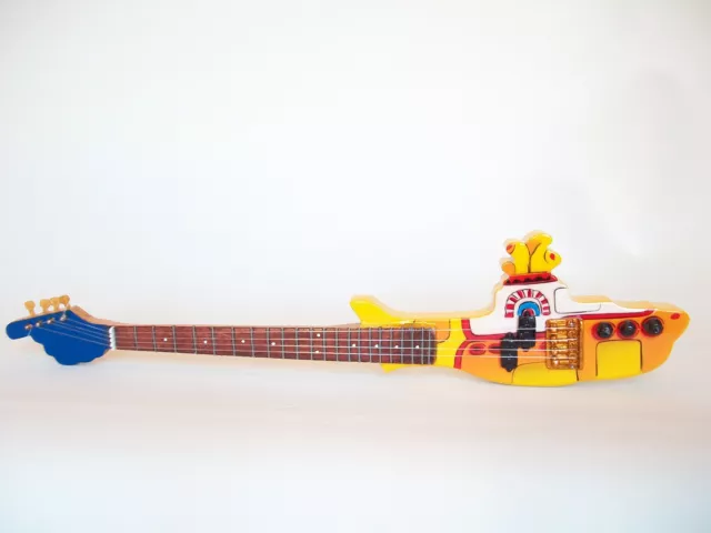 Guitare miniature basse yellow submarine The Beatles