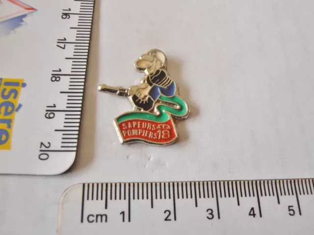 Pin's Pin Sapeurs Pompiers Pompier 18 Dubouillon Desinnateur Humour Zamac