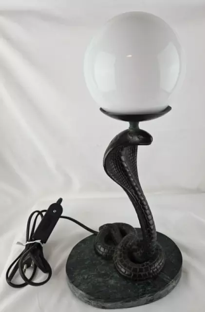 Vintage Kobra Bronze Tischlampe Marmorfuß Glaskugel - im Stil des Jugendstil