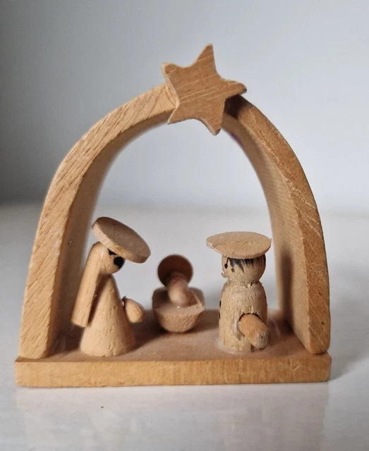Crèche De Noël Miniature En Boîte Métal - Figurines En Résine 3D - Dimensions 9,5 X 6 X 2 Cm - Décoration Portable Bureau, Maison
