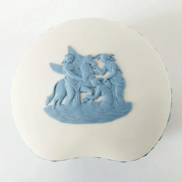 Wedgwood blau auf weiß Jasperware Schmuck Box Musen Bewässerung Pegasus