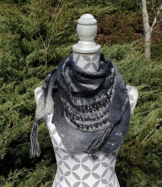 Châle, écharpe tricoté main en laine, dégradé de gris au noir