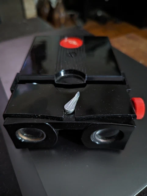 Visor de diapositivas de botón rojo vintage estéreo realista de CC