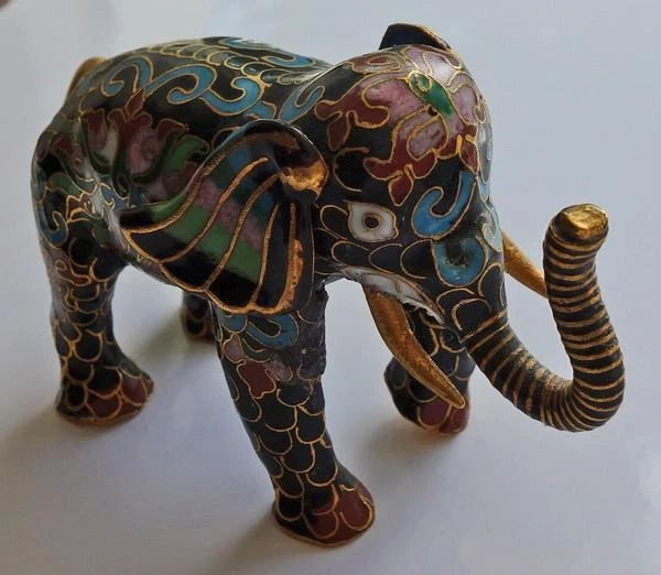*Elefante Cloisonne color base negro y colorido patrón China figura animal vitrina