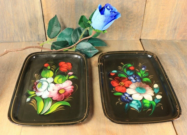 Petit plateau en tôle peinte à décor de fleurs sur fond noir, Napoléon