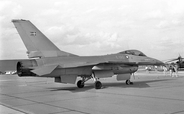 723 Sqn, RDAF, F-16A Fighting Falcon, E-190, c1989 - B&W Neg_5506