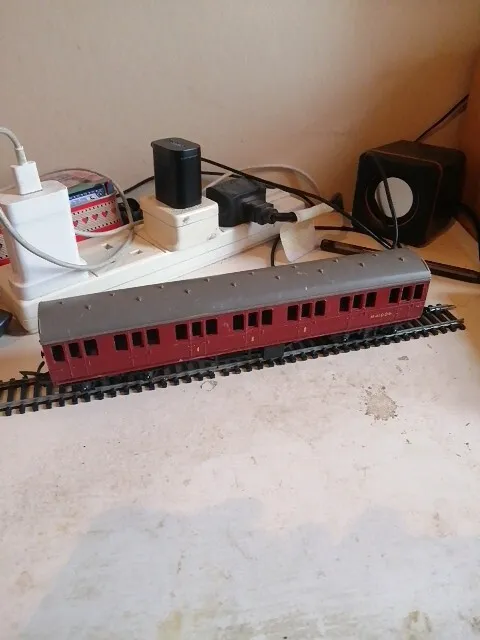 TRIANG R121 OO GAUGE BR MAROON SUBURBAN COACH M41006 For Spares Or Repair