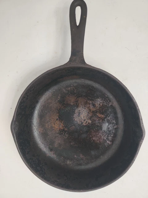 VTG Old Cast Iron Skillet. 9 1/2" Diameter 2" Deep. Double Spouts and Heat Ring