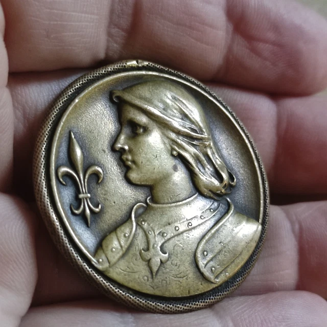 Broche Ancienne Fleur De Lys – Style Royaliste, Jeanne D’Arc, En Métal Noir Et Or, Occasion