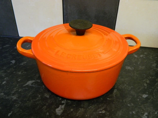 Le Creuset Gusseisen Auflaufschale und Deckel - orange Oberfläche - Gr. 18 cm