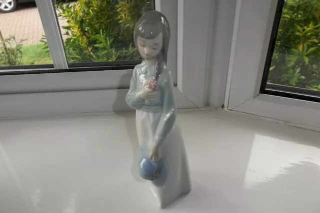 Vintage Lladro-Nao figurine Girl clutching a flower posey holding hat