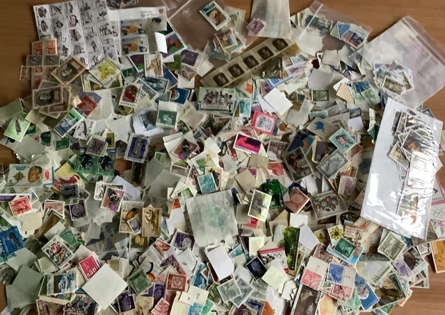 World Kiloware Stamps Majority Off Paper Approx 350g  Box Ref N902-4