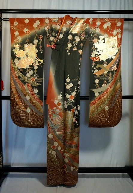 Japanese kimono SILK"FURISODE" long sleeves,Gold leaf,Coach,Green,L5' 3"..3430