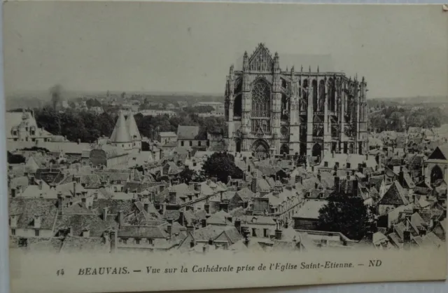 BEAUVAIS 60 cpa vue sur la Cathédrale prise de l'Eglise Saint Etienne Bon Etat