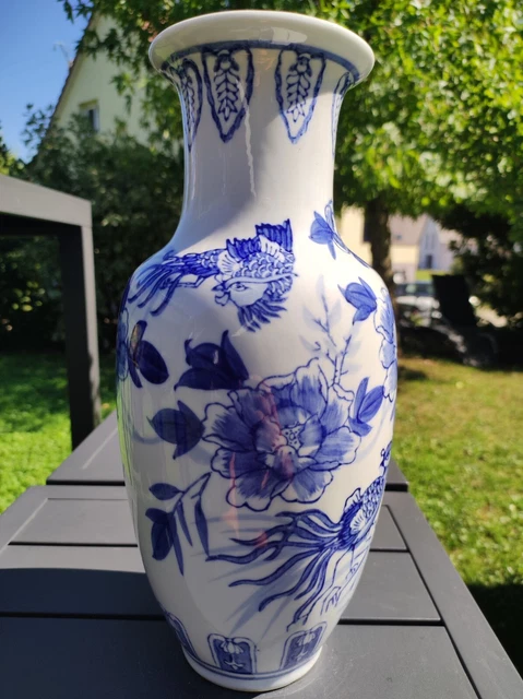 Vase balustre Chinois en céramique émaillé. A décor floral/d oiseaux exotiques