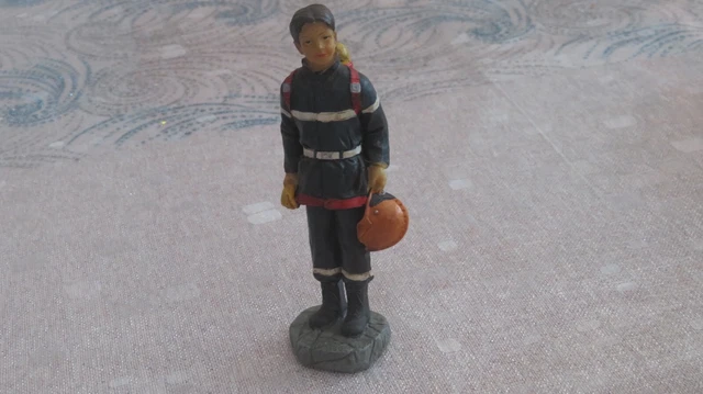 Statuette Sapeur-pompier En Résine - 12 Cm De Hauteur - Avec Casque - Neuf Sous Blister
