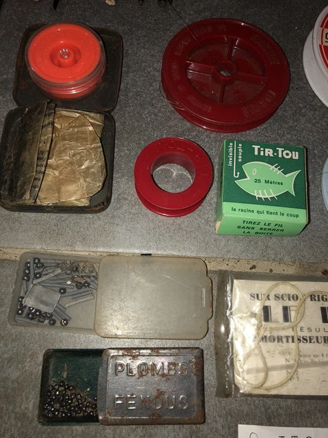 Boîte En Bois Ancienne Avec Matériel De Pêche Vintage (Moulinet, Flotteurs, Plombs...)