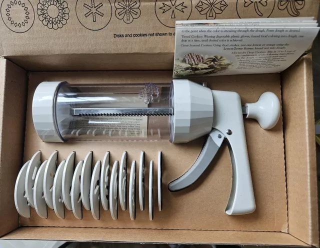 The Pampered Chef 1525 Cookie Press with 16 Discs 🍪 Brand New In Box.