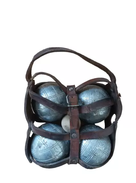 Quatre Boules de Pétanque Vintage un cochonnet dans un sac à bandoulière cuir