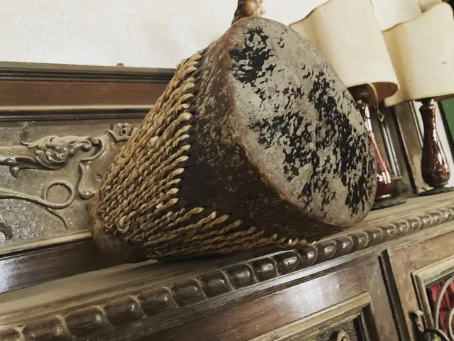 strumento musicale antico. tamburo siciliano