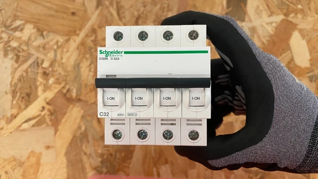 Schneider Electric A9F75432 | Acti9 iC60N - Disjoncteur - 4P - 32A