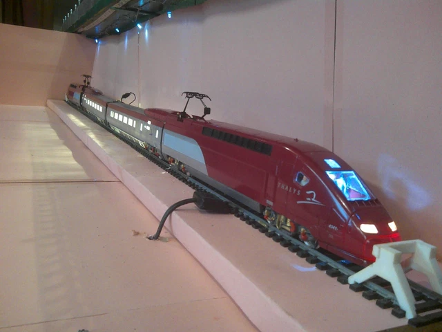 Train électrique lumineux et musical locomotive à vapeur et ses chariots
