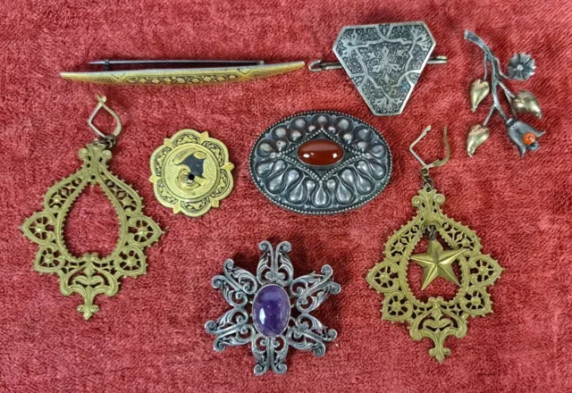 Collection De 8 Broches En Métal Et Argent. Incrustations De Cristal. Xxe Siècle