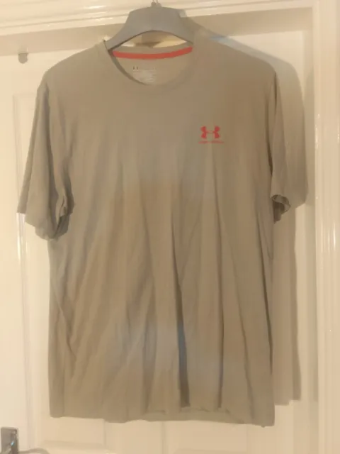 Maglietta da uomo Under Armour Heatgear grigio chiaro S/S. Taglia Lg. Molto pulito e ordinato