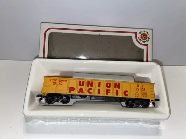 HO Scale Union Pacific UP 2923 Open Gondola Freight Train Car With Pipes Load