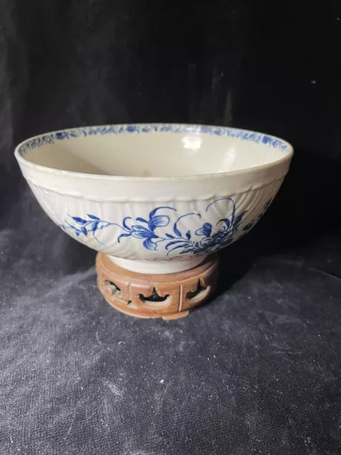 Beautiful 18th  Century Worcester Bowl painted chinoiserie vignette