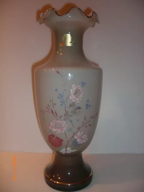 Ancien grand vase en opaline bi-colore décor floral émaillé