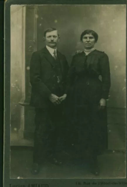 Carte photo ancienne couple de sablais posant en studio Lucien Amiaud les Sables