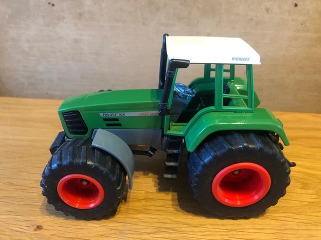 Siku 3224 - Tracteur de Noël Fendt 728 Vario - 1:32 - avec conducteur du Père Noël - Métal/Plastique - Vert - Cabine Amovible - Direction de fusée d'essieu - Attelage Avant et arrière Mobile