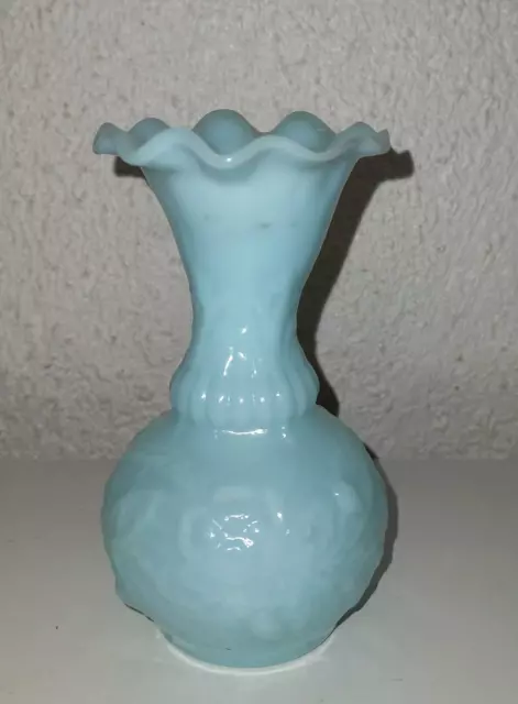 Petit vase en opaline bleue à collerette