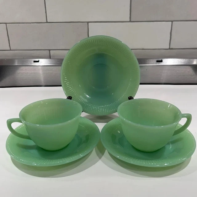 VINTAGE FIRE KING Jane Ray Jadeite Jade Ite2 Cups & 3 Saucers2 of 2