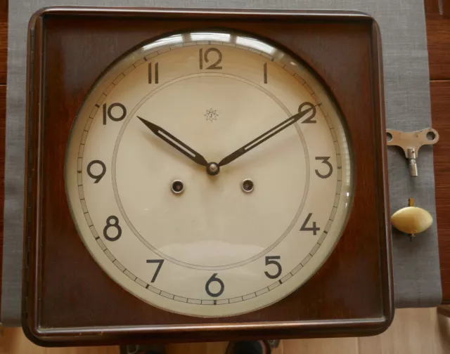  Junghans- Uhr aus Uhrenmuseum, Wanduhr um 1930, läuft und schlägt einwandfrei
