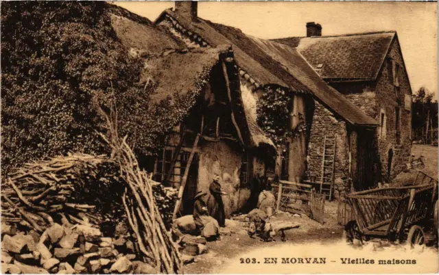 CPA En MORVAN Vieilles maisons Nievre (100543)