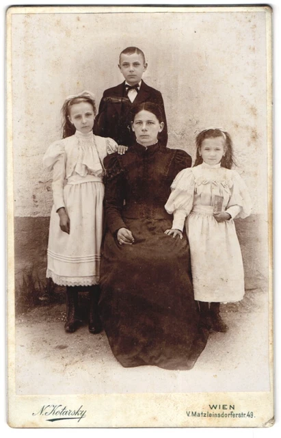 Fotografie N. Kotarsky, Wien, Matzleinsdorferstr. 49, Portrait junge Mutter mit